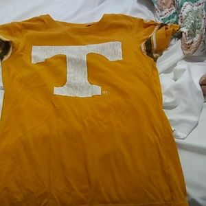 A tennese shirt